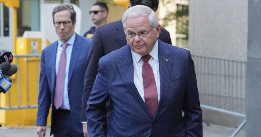 Rüşvet ve yolsuzlukla suçlanan ABD Senatörü Bob Menendez istifa etti