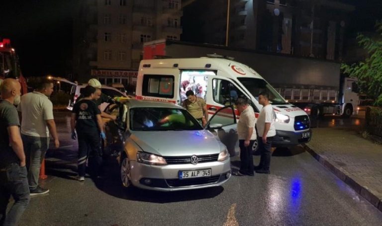 Kavşakta 2 otomobil çarpıştı: 4 yaralı