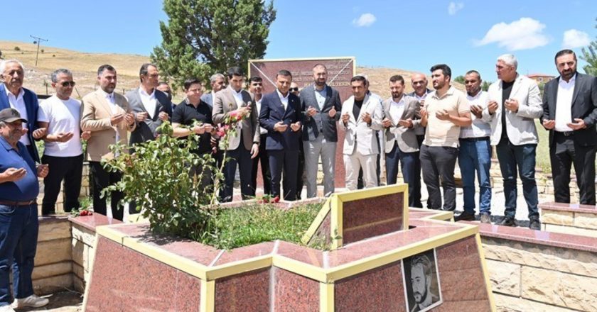 CHP’li Özgür Çelik, Hasret Gültekin ve Uğur Kurt’u mezarlarında andı – Son Dakika Türkiye Haberleri