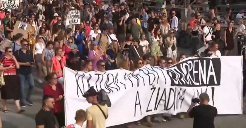 Bratislava’da binlerce kişi ulusal tiyatro ve galerilerin müdürlerinin görevden alınmasını protesto etti