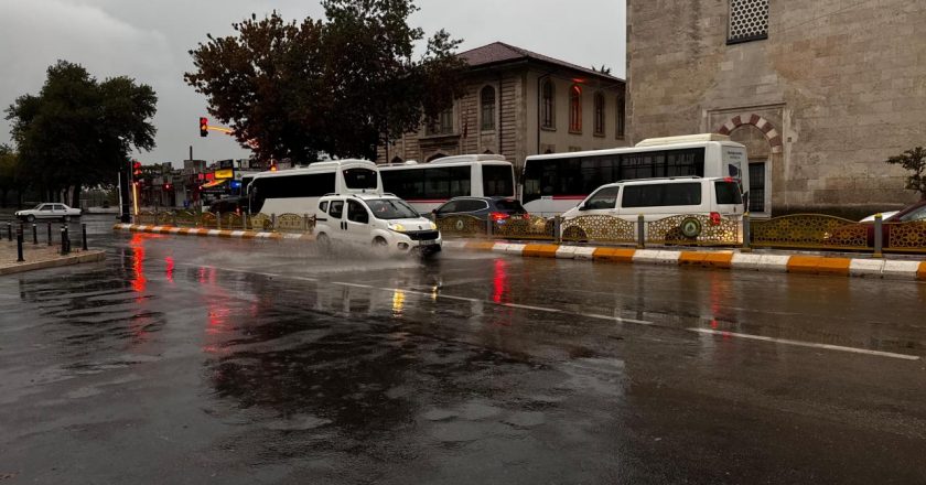 Edirne’de şiddetli yağış hayatı olumsuz etkiledi