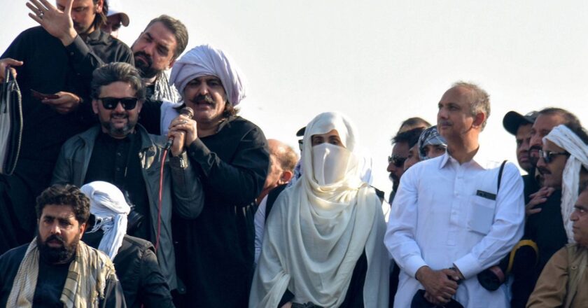 Pakistan'da ölümcül protestolar devam ederken İmran Han ve eşi terör suçlamalarıyla karşı karşıya