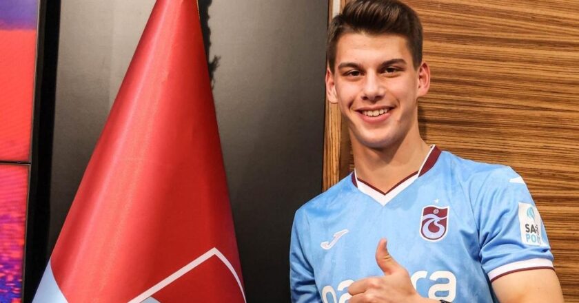 Son dakika spor haberleri | Trabzonspor genç oyuncuyla sözleşme yeniledi