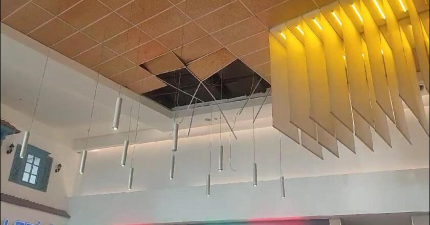 Asma tavan alışveriş merkezinde yediğiniz kişiye düştü