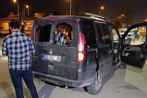 Yangın, bir pompa tüfeği ile seyirdeki hafif ticari araca açıktı! 1 kişi yaralandı