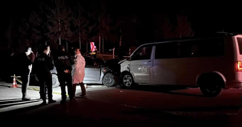 Sivas’ta otomobil ile panelvan çarpıştı: 1 ölü, 8 yaralı