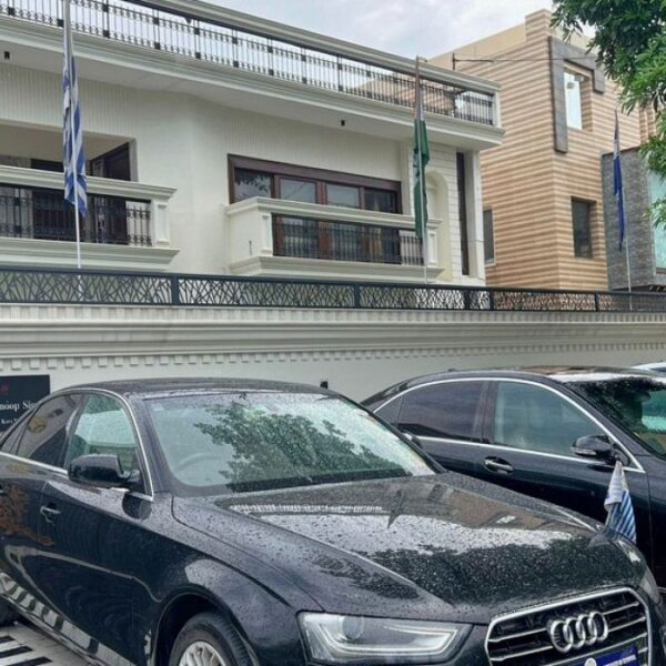 Hindistan’da ‘sahte büyükelçi’ dolandırıcılıktan gözaltına alındı