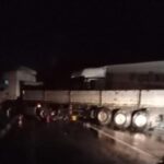 Denizli’de yağış faciayı getiriyordu: Bir tır şarampole devrildi, diğeri refüje çarparak durabildi