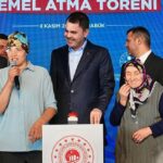 ‘Ben burada otururum, ateşi geçirmem’ demişti! Bakan Kurum ile temel attı