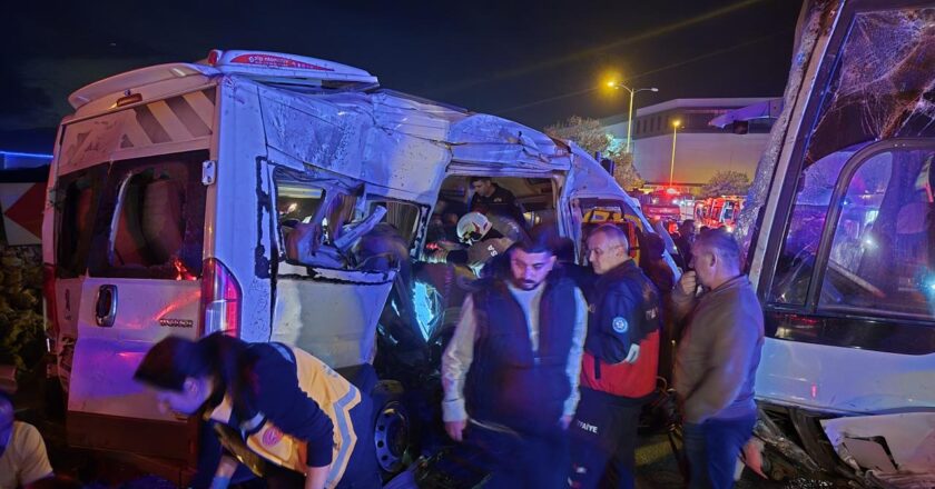 İzmir’de iki işçi servisinin çarpıştığı kazada 13 kişi yaralandı