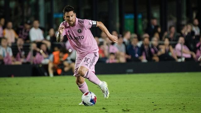 Messi oyuna girerken tüm stadyum ayağa kalktı!